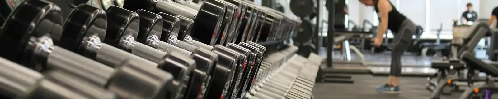 Salle de sport moderne avec équipements de musculation
